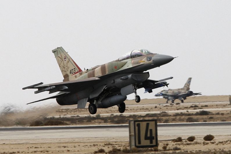 Izraelský stroj F-16I startuje. 