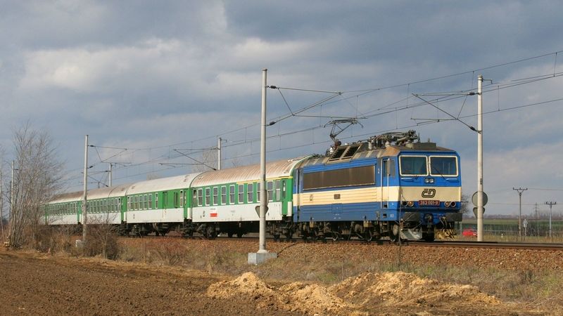 Část tratě mezi Prahou a Ústím stojí kvůli poruše trakčního vedení. Případ řeší policie