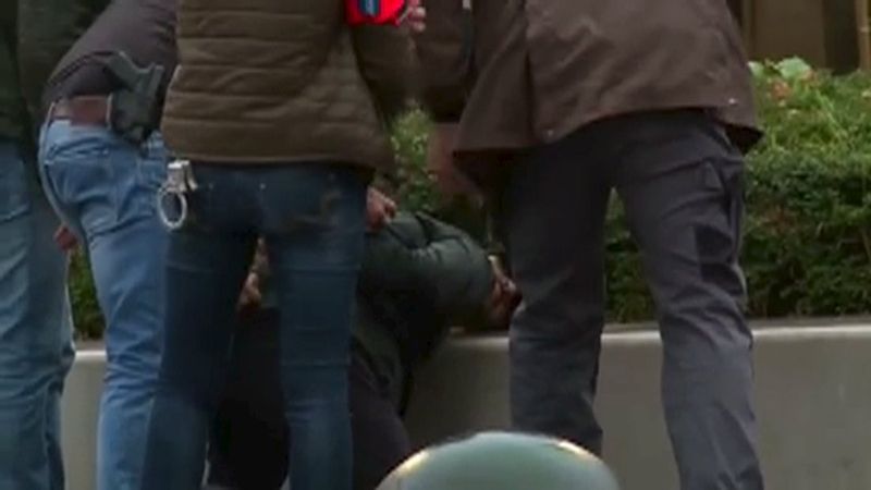 Belgická policie při zatýkání podezřelého v bruselské čtvrti Molenbeek (snímek ze 14. listopadu 2015)
