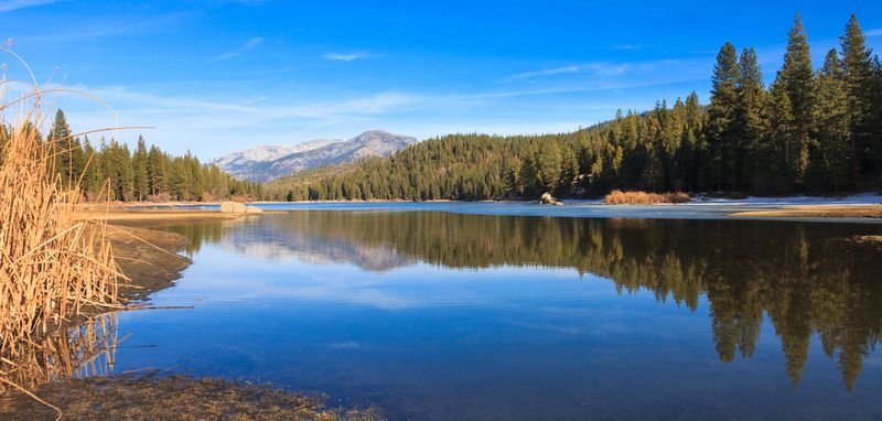 Břehy jezera Hume nabízejí jeden z nejfotogeničtějších pohledů na park Sequoia.