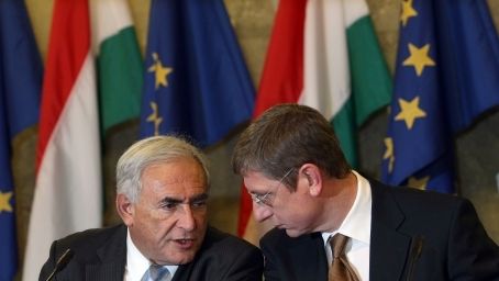 Bývalý maďarský premiér Ferenc Gyurcsany (vpravo) diskutuje s někdejším šéfem Mezinárodního měnového fondu Dominiquem Strauss-Kahnem v maďarském parlamentu 13. ledna 2009. Na pořadu byla situace kolem maďarského rozpočtu.