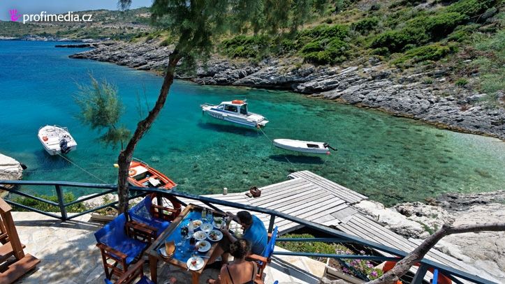 Pláž Agios Nikolaos na ostrově Zakynthos.