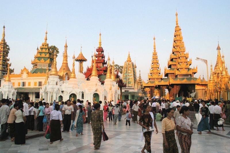 Prohlídku pagody musí turisté absolvovat bosí. 