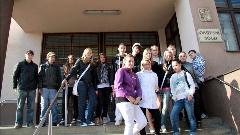 Žáci 8. B před budovou Okresního soudu v Sokolově