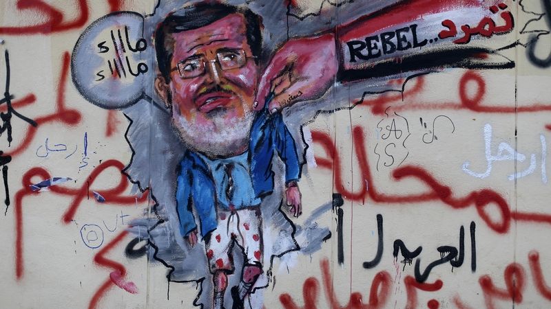 Graffiti, kde Mursí je odstavován opozičním hnutím Vzbouření.