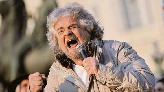Komik Beppe Grillo na předvolebním setkání v Turíně