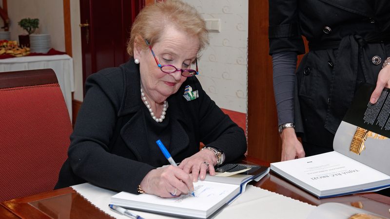 Madeleine Albrightová při podepisování své knihy Tajná řeč broží