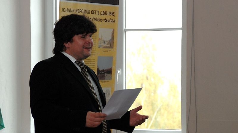 Tomáš Oršulák, ředitel gymnázia, zahájil první akci věnovanou oslavě 210. výročí gymnaziálního vzdělávání v Kadani. 