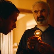 Petr Forman jako Olda a Zdeněk Svěrák jako léčitel Fišárek ve filmu Jana Svěráka Akumulátor 1 (1994)