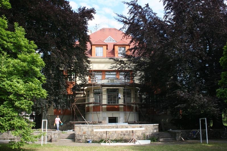 Opravovaná vila v Krnově