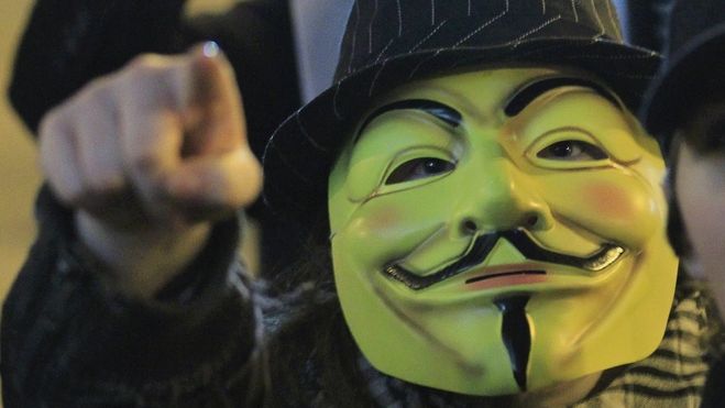 Maska Guye Fawkese, jenž se v 17. století v Anglii pokusil zabít krále a členy parlamentu, je symbolem Anonymous.