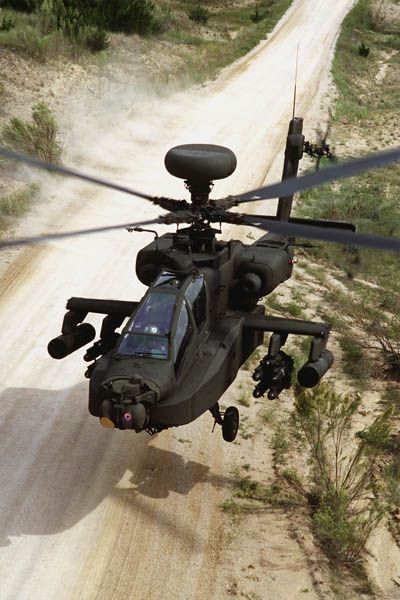 AH-64D Lonbow Apache s raketami Hellfire a Hydra