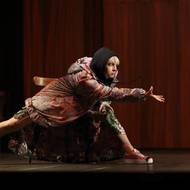 „Akční Helena“ Anny Fialové dominuje inscenaci Dobrý konec všechno spraví (Letní shakespearovské slavnosti).