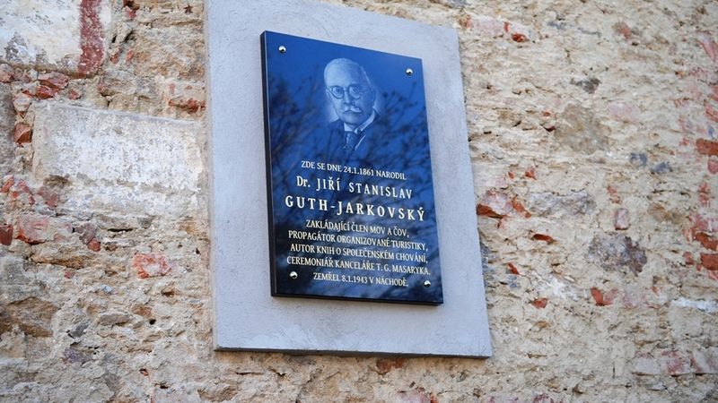 Odhalená pamětní deska na domě, kde Dr. J. S. Guth-Jarkovský narodil.