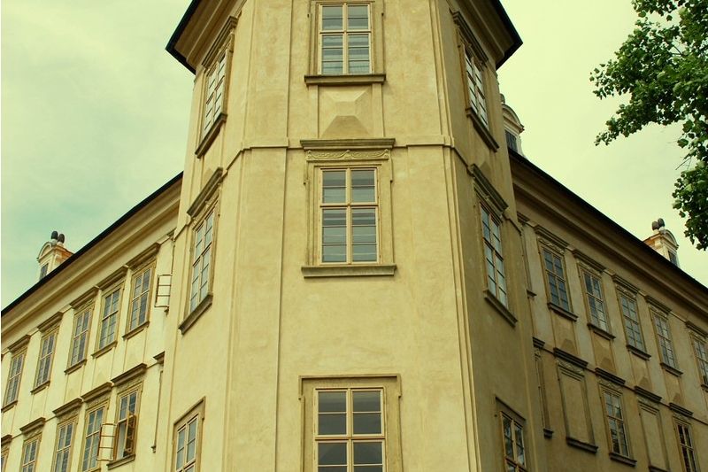 Jedna z věží zámku Mníšku pod Brdy u Prahy, kde se průvodkyně věnují dětem.