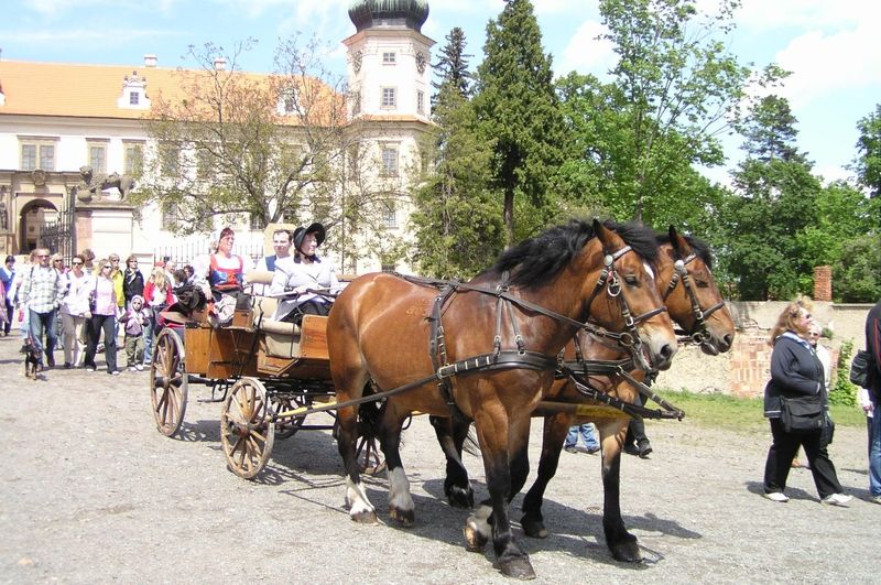 Slavnostní průvod vyjíždí ze zámku Mníšku pod Brdy.