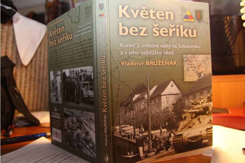 Obálka knihy Květen bez šeříků, knihu je možno zakoupit za 200Kč na dalších besedách nebo v Sokolovském muzeu