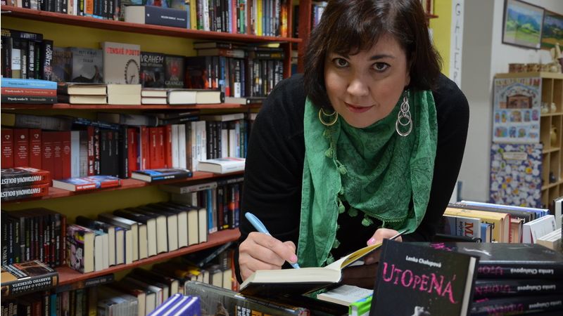 Spisovatelka Lenka Chalupová podepisuje svou novou detektivku Utopená.