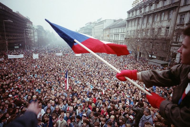 Československá vlajka nad zaplněným Václavským náměstím.