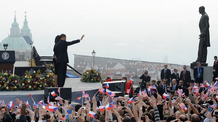Socha T.G. Masaryka na Pražském hradě shlížela v dubnu 2009 na amerického prezidenta Baracka Obamu při jeho návštěvě Prahy.