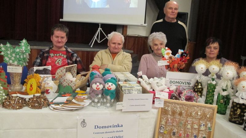 Loňského Vánočního jarmarku v Kostelci nad Orlicí se zúčastnilo také Centrum denních služeb Domovinka. 