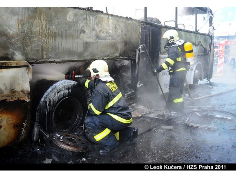 K hořícímu autobusu vyrazili hasiči z Prahy.