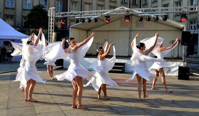 Taneční klub Jarky Calábkové na Prokošově náměstí. 19. května 2012