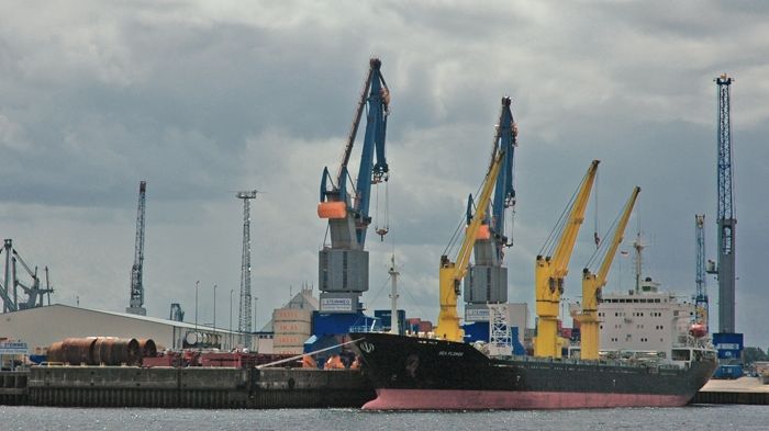 Požáru nákladní lodi v Hamburku. Osm lidí utrpělo těžká zranění