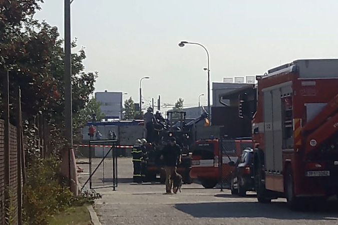 BEZ KOMENTÁŘE: Hasiči vyprostili vrtulník, který se zřítil v Plzni
