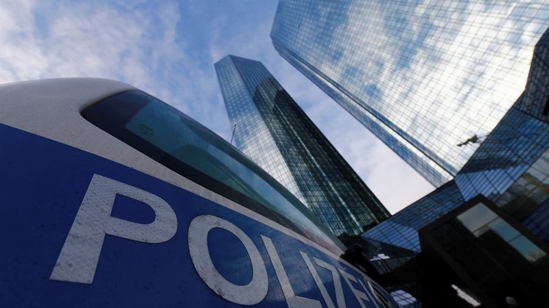 Dětské porno a okrádání důvěřivců. Policisté rozbili podvodnou síť 373 000 webů