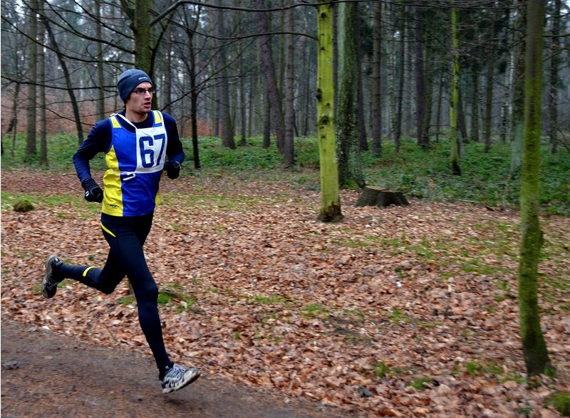 Běží Jan Fousek z Maraton klubu Seitl Ostrava. 22.12.2013