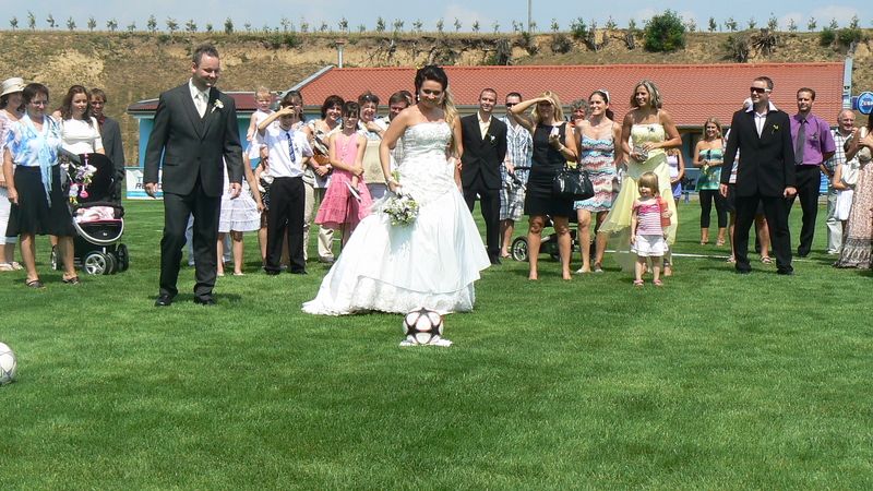 Svatba Jany a Romana Petrželových byla pro místní fotbalové hřiště premiérou