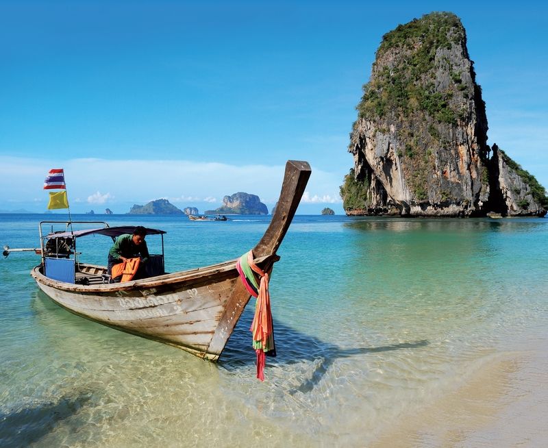 Motorová loďka sice není nic originálního, ale to ani není ve vodách u thajských ostrovů potřeba - zážitek přinese už jen sama příroda.