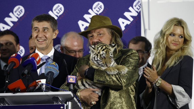 Lídři hnutí ANO sledují výsledky mimořádných voleb do Poslanecké sněmovny. Na snímku Andrej Babiš s tygrem z cirkusu Joo, kterého je kmotrem.