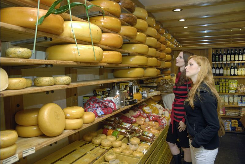 Holandsko si nelze představit bez výtečných sýrů. Při plavbě se můžete zastavit jak ve městech, jako je třeba Gouda, tak na malých farmách.