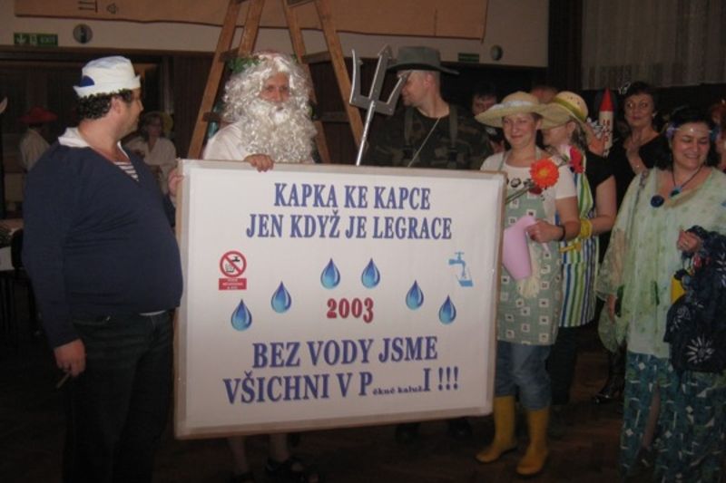 Mezinárodní rok vody a divadelní ples v Dobrušce.