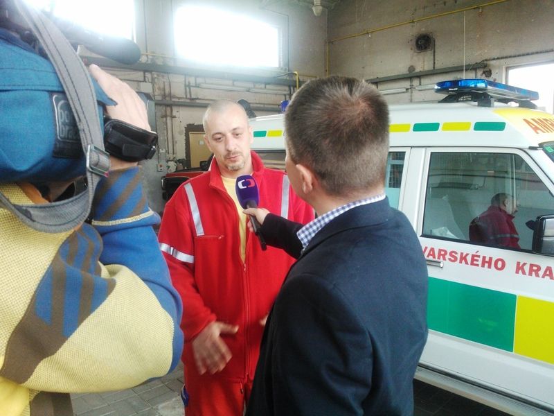 Iniciátor humanitární sbírky Petr Materna, řidič-záchranář výjezdové základny Sokolov, v rozhovoru s novináři. 