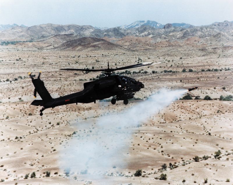 Odpal rakety Hellfire z vrtulníku AH-64 Apache 