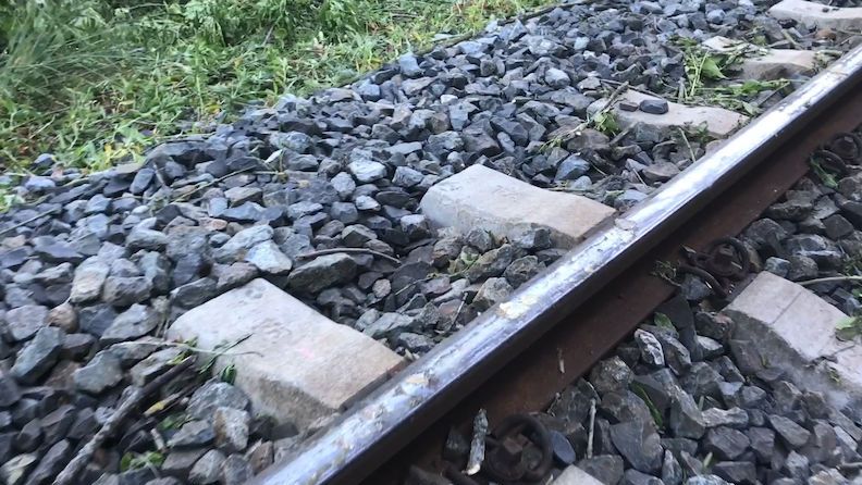 Vlak na Teplicku najel do nastražené hromady kamení