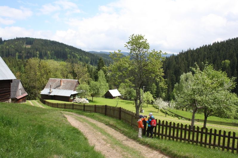 Cestou od rozhledny Miloňová se pokocháte také krásou valašských dřevěnic.