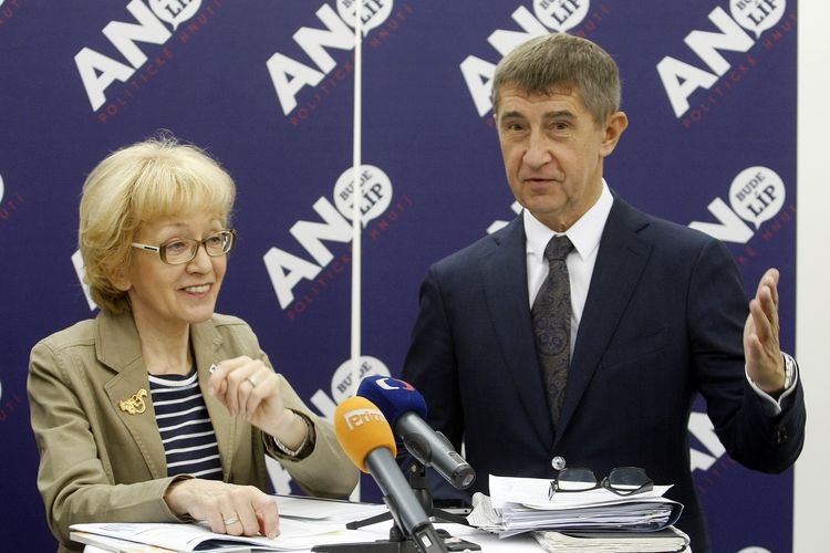 Helena Válková a Andrej Babiš vystoupili 24. října 2013 na poslední předvolební tiskové konferenci strany Ano.