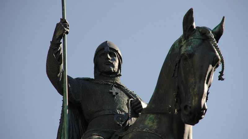 Nejznámější socha sv. Václava se nachází v Praze pod Muzeem na Václavském náměstí. Ilustrační foto