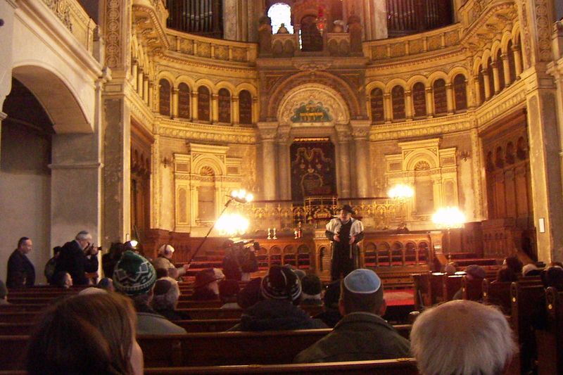 Vrchní zemský rabín Efraim Karol Sidon při shromáždění ve Velké synagoze v Plzni