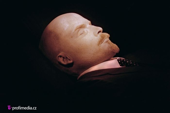 Leninova mrtvola leží v moskevském mauzoleu od roku 1924.