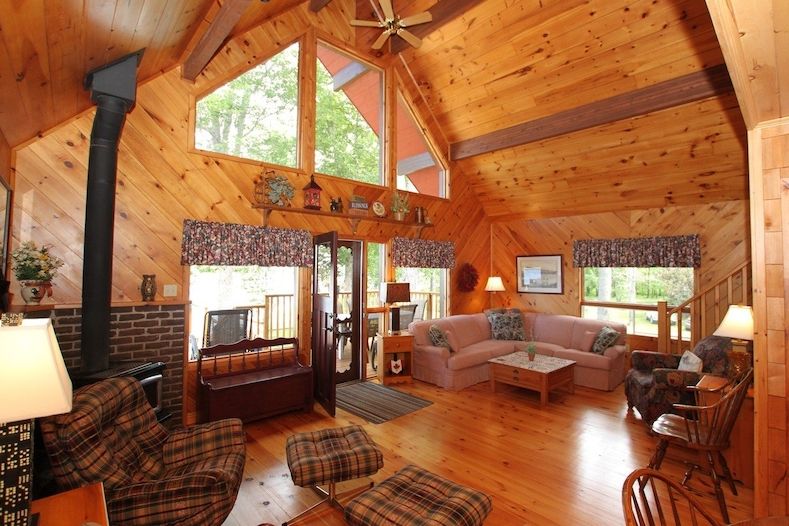 Srdcem domu je obývací pokoj zařízený ve velmi neformálním, téměř až rustikálním stylu.
