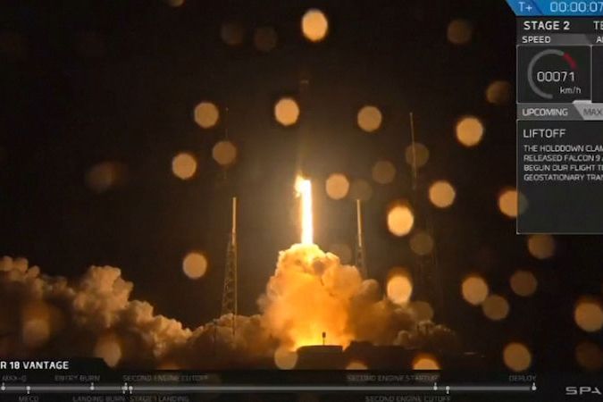 BEZ KOMENTÁŘE: Raketa Falcon 9 vynesla do kosmu komunikační satelit