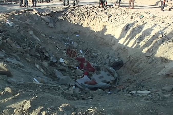 BEZ KOMENTÁŘE: Po útoku v Kábulu zbyl na místě činu pětimetrový kráter v zemi