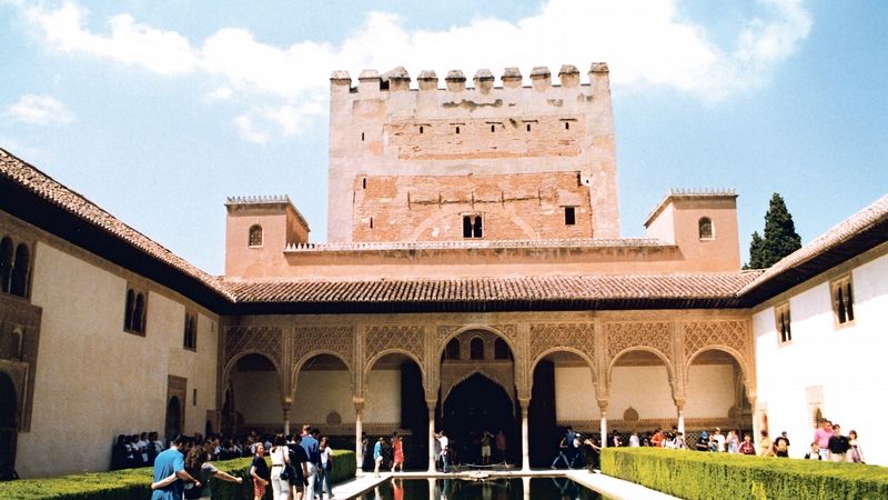 Jedním ze tří klenotů Andalusie je palácový komplex Alhambra v Granadě.