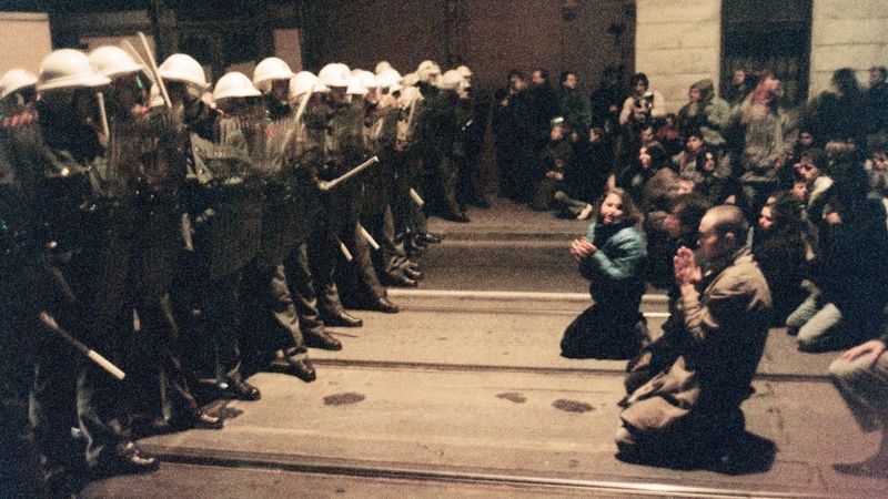 Fotka zobrazující protesty během listopadu 1989.