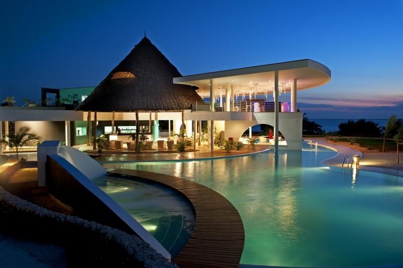 V téhle luxusní vile s vlastním bazénem i pláží můžete bydlet na Zanzibaru. 